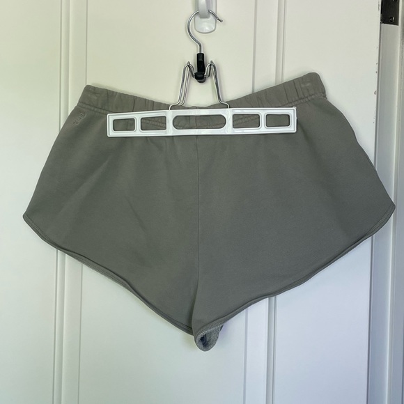 COZY FLEECE PERFECT HI-RISE 2" SWEATSHORT SIZE: M - Picture 5 of 7